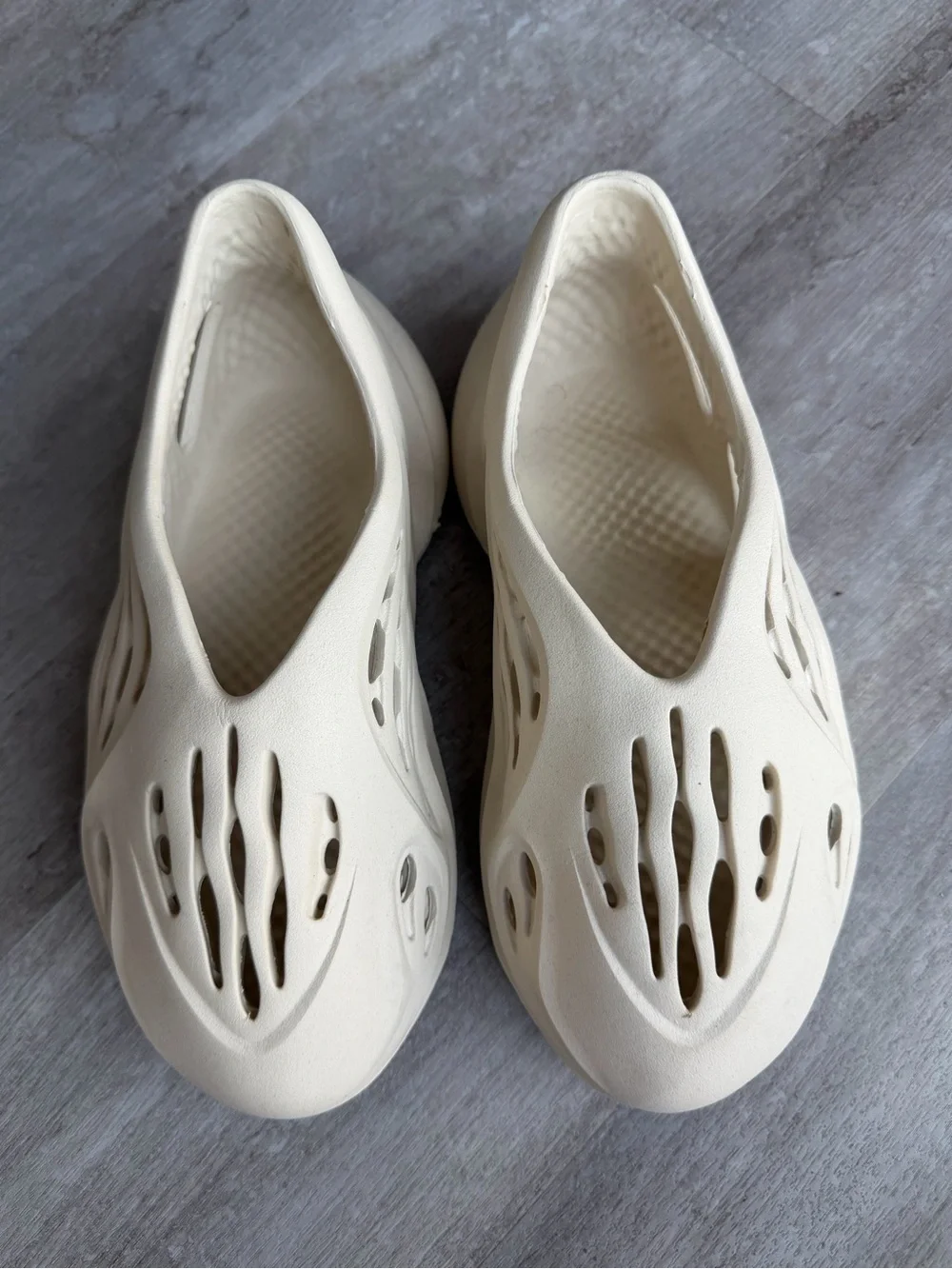 YEEZY Foam RNNR Clogs – Cream/Off-White – Men’s